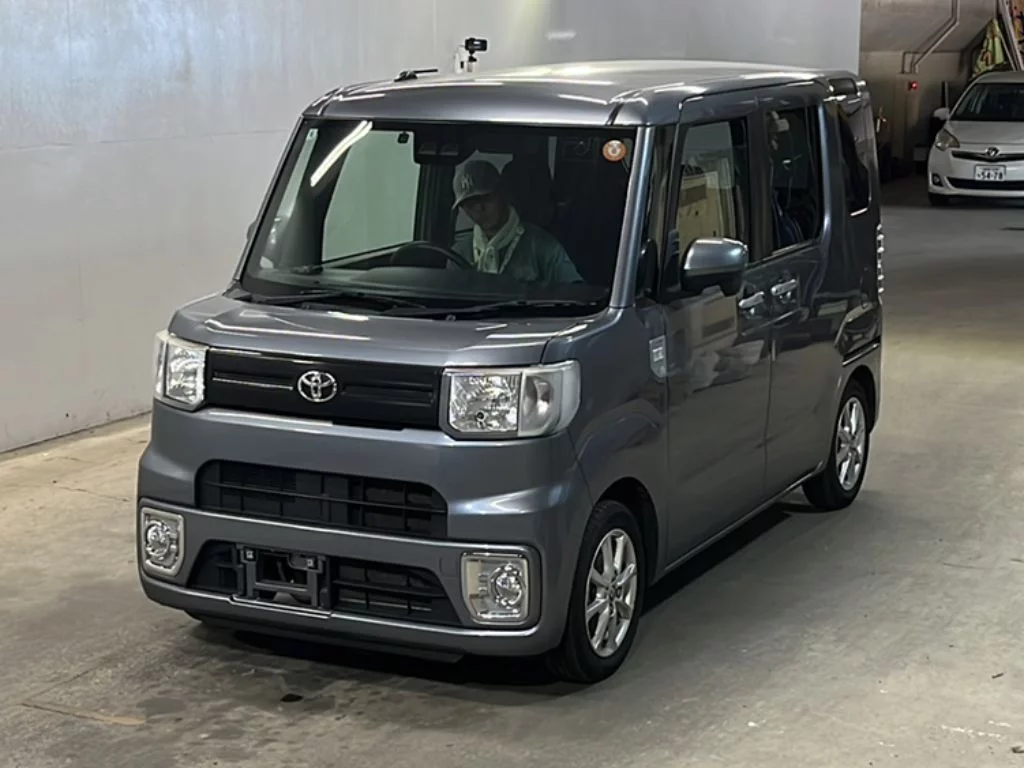 Toyota Pixis Mega LA700A 2021
